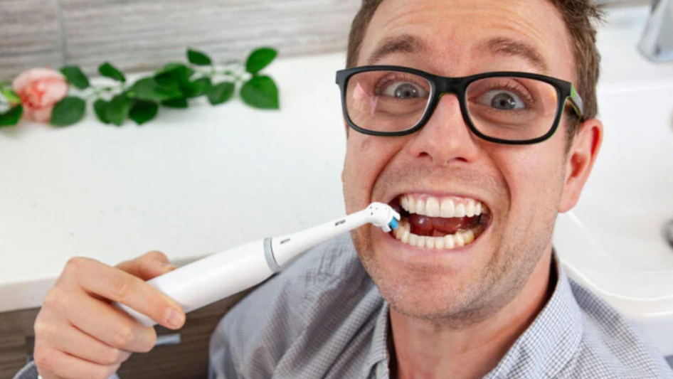 Oral‑B-iO3-Teeth-Brush-Set-Up-And-Using-Manual-fig-4-Brushing-Productsmanuals.com