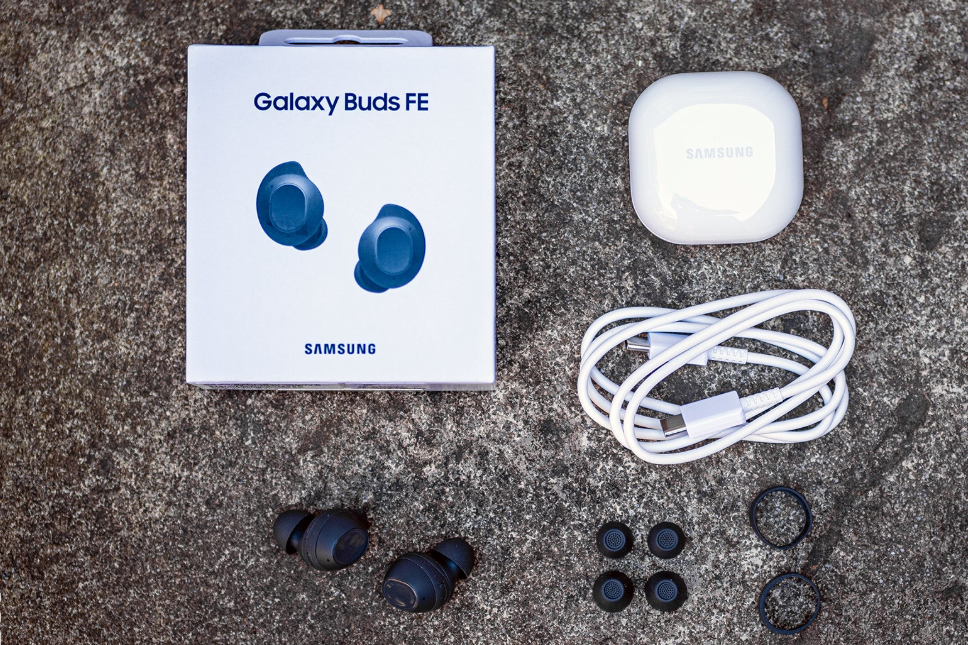 Samsung-Galaxy-Buds-FE-Manual-–-Setup-and-Using-fig-2-unboxing-Productsmanuals.com